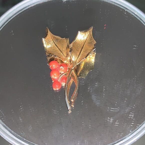Small vintage gold leaves with orange berries brooch/pin - Picture 2 of 4